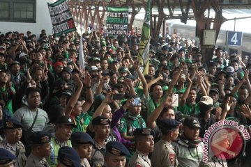 Ribuan Bonek bernyanyi di GOR Pajajaran Bandung