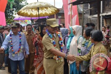 Bupati Barsel di Desa Tarusan