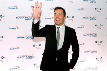 Jimmy Fallon menjadi pembawa acara Golden Globe 2017