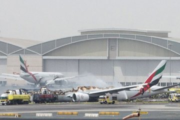 Pesawat Emirates bawa 300 orang terbakar di Dubai