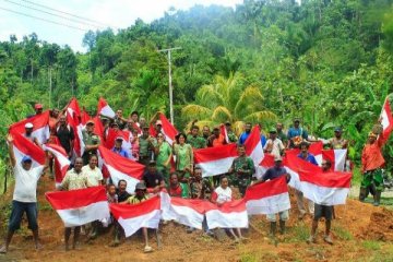 Beramai-ramai kibarkan Merah Putih di perbatasan