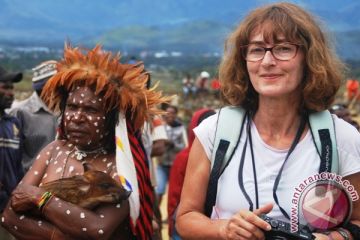 Wisatawan dan Masyarakat Adat Papua