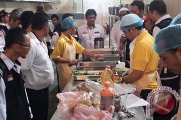 Tim katering haji periksa bahan makanan untuk jamaah