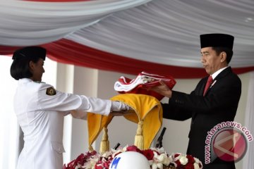 Nilam deg-degan bawa Bendera Pusaka