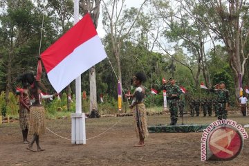 Pasukan TNI penjaga perbatasan di Papua  mengajar di sekolah perbatasan