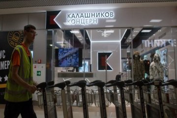 Pembuat AK-47 buka toko di bandara Moskow