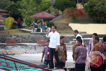 Presiden tanam pohon di Samosir