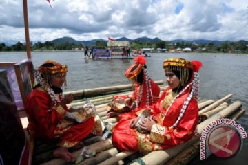 Pawai Budaya di Atas Danau