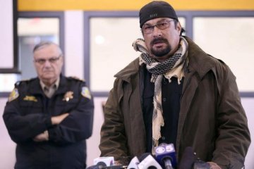 Putin beri Steven Seagal kewarganegaraan Rusia