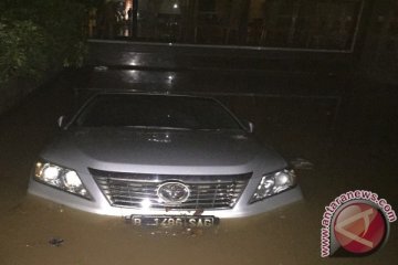 Mobil-mobil mewah terjebak banjir Kemang