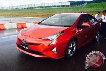 Di balik kehandalan baterai mobil hibrid Toyota