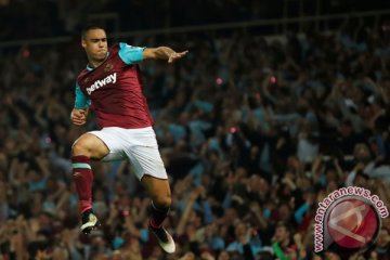 Sikut Aguero membuat Winston Reid tak bisa ngomong