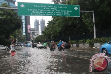 Kawasan Jalan Medan Merdeka dikepung genangan setelah hujan lebat