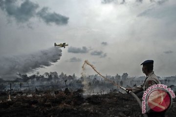Polisi turut padamkan kebakaran lahan gambut di Kubu Raya