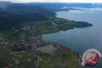 Ribuan benih ikan dilepas di Danau Toba