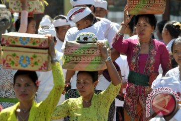 Umanis Galungan diwarnai saling berkunjung antar keluarga