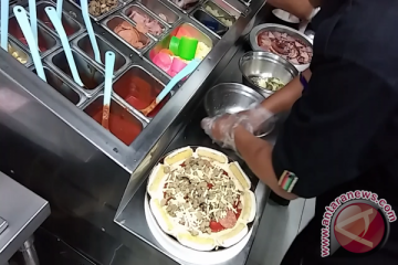Proses membuat hidangan Pizza Hut (video)