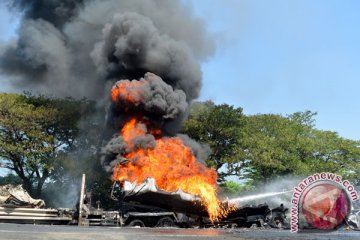 Supir truk BBM: Api dari belakang tangki