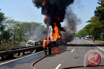 Mini bus terbakar di jalan raya Puncak-Cianjur