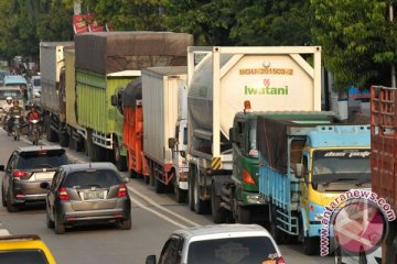 Truk di tol Jakarta-Cikampek 70 persen overload