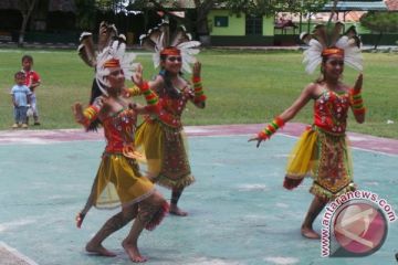 Pelajar Berlomba Kreasi Tari Dayak