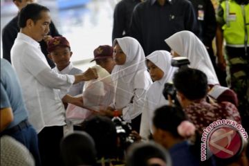 Presiden Bantu Makanan Untuk Anak