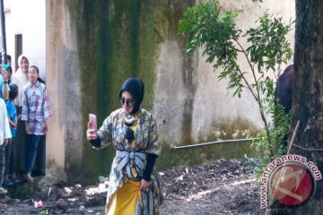 Batik Cirebon temani Syahrini ber-Idul Adha