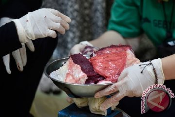 Mahasiswa Jepang terkesan tradisi pembagian daging kurban