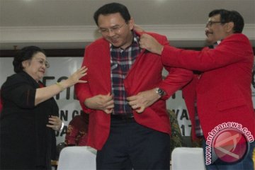 Jaket merah Ahok simbol politik Megawati