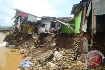 Keluarga Neni bersyukur selamat dari arus banjir bandang Garut