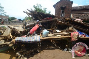 Menteri sosial tinjau korban banjir bandang Garut