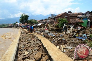 Mensos tinjau korban bencana banjir Garut