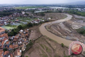 Dandim imbau pengunjung berkendaraan tidak masuk lokasi banjir Garut