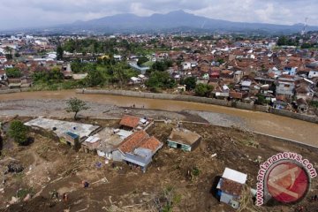 Seratusan warga mengungsi hindari banjir Sungai Cimanuk