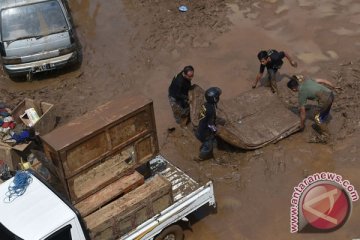 Enam anjing pelacak cari korban banjir bandang Garut