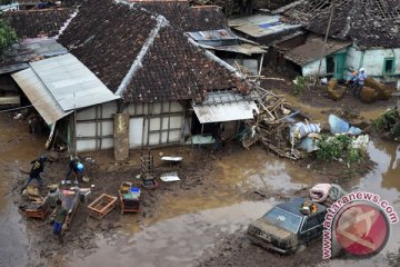 Anak-anak korban banjir Garut mulai sekolah