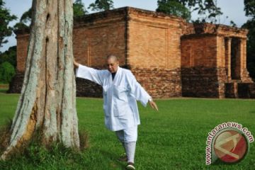 Kunjungan Biksuni di Candi Jambi