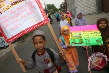 Semar raksasa diarak peringati Bulan Suro