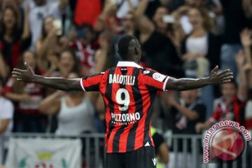 Balotelli bertahan di Nice setelah perpanjang kontrak setahun