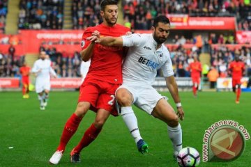 Liverpool tertinggal 0-1 dari Swansea pada babak pertama