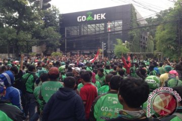 Pengemudi Go-Jek demo tuntut penghapusan sistem performa