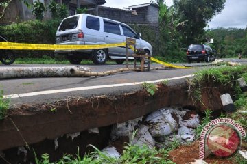Arus jalur selatan Jawa Tengah macet akibat longsor