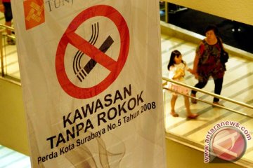 Iklan "Ngerokok Cuma Bakar Uang" ada di TransJakarta