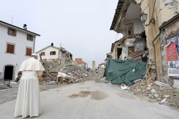 Gempa bumi kuat guncang Italia tengah