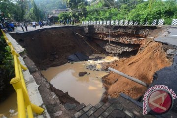 Jalan provinsi Jateng-Jabar amblas