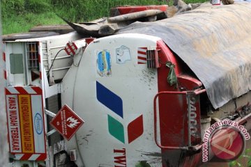 Truk tangki Pertamina tabrak pagar jembatan, terjun ke sungai