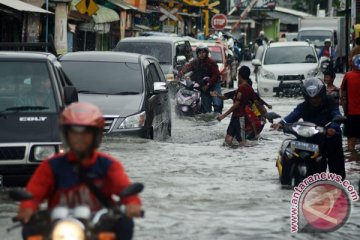 Sembilan truk terjebak banjir lahar Sungai Bebeng Magelang