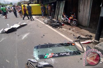 Empat korban kecelakaan minibus Wahyu Jaya Trans dimakamkan