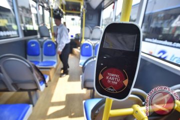 Transjakarta tunda penerapan "one man one ticket"