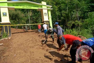 Kendaraan terjebak longsoran tanah di Garut